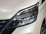 【LEDヘッドライト】悪天候や夜間走行時も良好な視界を確保し安心して運転できる高輝度LEDヘッドライトを装備!点灯速度が早く、消費電力も抑えられています。