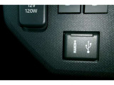 充電用USB端子とHDMI入力端子付き。ディスプレイに一本のデジタルケーブルで映像と音声を送ります。