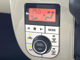 【オートエアコン】一度お好みの温度に設定すれば、車内の温度を検知し風量や温度を自動で調整。暑い&hellip;寒い&hellip;と何度もスイッチ操作をする必要はありません。快適な車内空間には必須の機能ですね♪