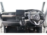 操作性に優れた運転席となります!小物入れや各ボタンの配置にこだわり、使いやすいです!座り心地もよく視認性も良好なのでロングドライブもお任せ下さい!