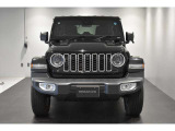 Jeep伝統の丸目のヘッドライトにセブンスロットグリルで一目でJeepだとわかりますね!