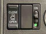 助手席側後部座席はパワースライドドアになっています。車内のスイッチで操作できるほか、車外からはワンタッチオープン、リモコン操作で予約ロック機能が操作できます。
