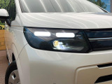 【LEDヘッドライト】悪天候や夜間走行時も良好な視界を確保し安心して運転できる高輝度LEDヘッドライトを装備!点灯速度が早く、消費電力も抑えられています。