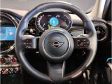 MINIの内装はとにかく『円』に拘ったデザインコンセプトが一目で伝わってきます。これほど円形に拘った車は他に御座いません。伝統のデザイン、トグルスイッチなど遊び心のある内装で御座います。