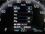 レーンディパーチャーアラートとは車線、又は走路からの逸脱の可能性を警告すると共に、車線、又は走路からの逸脱を避けるためのハンドル操作の一部を支援する機能です。詳細は販売店スタッフまでお尋ね下さい。