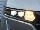 【LEDヘッドライト】悪天候や夜間走行時も良好な視界を確保し安心して運転できる高輝度LEDヘッドライトを装備!点灯速度が早く、消費電力も抑えられています。