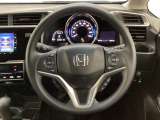 ハンドルにHondaセンシング系のクルーズコントロールやレーンキープアシストなどのスイッチと、オーディオの操作スイッチが装備されています。ハンドルから手を離さず安全に操作できます。