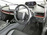 【運転席まわり】・・・ハンドルやシートなども隅々までクリーニング済み。キレイな車内でドライブがより一層快適にお楽しみいただけると思います。