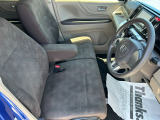 乗り心地の良いフロントシートです。足回りも広々としておりますので、長時間の運転も疲れづらいですよ。