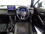 革巻きステアリングで快適な操作性の運転席です。