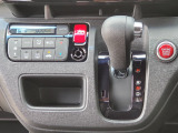 運転席より操作性の良いシフトレバーと、オートエアコンのスイッチ等の画像です。