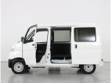 お車は展示前にルームクリーニングと除菌を実施!展示中もシート、ハンドル、シフトにはビニールと足元にはマットを敷いて展示してあります!!