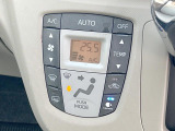 【オートエアコン】一度お好みの温度に設定すれば、車内の温度を検知し風量や温度を自動で調整。暑い&hellip;寒い&hellip;と何度もスイッチ操作をする必要はありません。快適な車内空間には必須の機能ですね♪