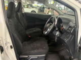 運転席の画像です。足元やシートまわりに余裕があり、リラックスした姿勢で運転が可能です。視界も良好で操作系へのアクセスもしやすく、快適で安心感のあるドライブをサポートします。