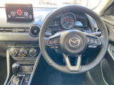 【運転席インテリアデザイン】左右対称のインテリアデザインでドライバーを包み込み運転に集中できるように設計されています。