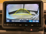リバースギアに入れるだけで後方の表示へ切り替わります。夜間や雨の日の駐車も楽になりますよ。