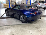 オープンカーならではの開放感。軽さを突き詰めたソフトトップは座ったままでも簡単に開け放てる。そのまま走り出せばどんなシーンでも穏やかで気持ちのいい風を楽しめます。