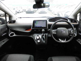 【運転席・インパネまわり】 ハンドル・シート・フロアーなど隅々までプロによるクリーニング済み☆彡キレイな車内でドライブが一層快適にお楽しみいただけます!!
