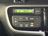 【オートエアコン】一度お好みの温度に設定すれば、車内の温度を検知し風量や温度を自動で調整。暑い&hellip;寒い&hellip;と何度もスイッチ操作をする必要はありません。快適な車内空間には必須の機能ですね♪
