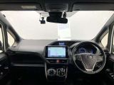 シンプルながら機能性あふれる運転席廻りです。視界性もよく、運転しやすいですよ。