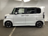 狭い駐車場でも、スライドドアならチャイルドシートへのお子さまの乗降や荷物の積載もスムーズ。とても便利な【両側電動スライドドア】ドアハンドを少し引くだけでリアドアが自動開閉します。