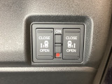 リアドアは乗り降りに便利な両側電動スライドドアです。また運転席に座っていながらスイッチ操作で自在にスライドドアを開け閉めできます。