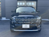 【フロントグリル】7スロットルグリルはJeep伝統の証です。SUVのみにこだわり続けている伝統あるJeep車へお乗り頂いてみてはいかがですか?