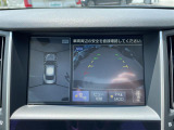 【全方位モニター】まるでクルマを真上から見下ろしたかのような視点で駐車をサポートします!クルマの斜め後ろや真横など、前後左右の4つのカメラの映像が合成されて、モニターに映し出されます。