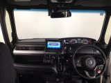 【前方視界】開放的な前方視界!運転がしやすく疲れにくいです♪窓が大きく、見通しがとっても良いおクルマですよ♪