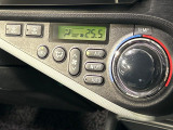 【オートエアコン】一度お好みの温度に設定すれば、車内の温度を検知し風量や温度を自動で調整。暑い&hellip;寒い&hellip;と何度もスイッチ操作をする必要はありません。快適な車内空間には必須の機能ですね♪