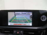 車両後方の映像を映すバックモニター。進路を確認しながら安全に車庫入れできます。