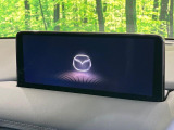 【10.25インチマツダコネクト】車内の雰囲気にマッチした大型ディスプレイ。スマホ接続でのナビ使用やBluetooth再生等、様々な機能が楽しめます。直感的なダイヤル操作が可能で、使い勝手も良好です。