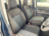 運転席の画像です。足元やシートまわりに余裕があり、リラックスした姿勢で運転が可能です。視界も良好で操作系へのアクセスもしやすく、快適で安心感のあるドライブをサポートします。