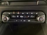 温度の設定のみで快適な風量やモードなどを自動調整してくれるフルオートエアコンを装備!運転席側、助手席側で左右独立して温度調節も可能です!