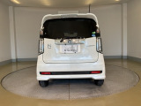 ご納車までの期間ですが、県内のお客様は1、2週間、県外のお客様は2、3週間ほどでご納車が可能となります。ただし、お支払いや書類の状況によっては多少の前後もありますので、その際には何卒ご了承下さい。