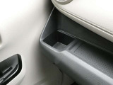 助手席側にはドリンクホルダーが備わっています。