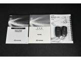 保証書・記録簿・取扱説明書と揃っていいます。キーの電池は新品にお取替えしてから納車させて頂きます。