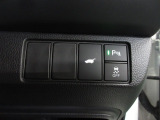 パーキングセンサーや横滑りを防ぐVSA等のスイッチ類は運転席の右側、手の届きやすい位置にあります。