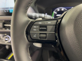運転中もハンドルでの操作が可能です。特に高速道路等の目が離せない運転時には、便利さだけでなく、安全性も兼ね備えております。