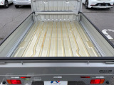 積み下ろしのしやすいデッキにはたっぷりと荷物を積み込んでいただけます。遊びから仕事まで、様々なシーンで頼れます♪