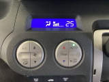セレクトレバーの左にオートエアコンがついてますので、お好みの温度をセットするだけで風の強さや風量を自動で調整します。スイッチも簡単操作で快適に過ごせます。