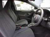 運転席シートリフター付です。お好みの高さに調整ができますね。