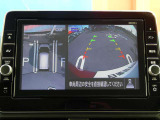 クルマを上空から見下ろしているような映像が画面に映し出されます。ミラーだけでは見え辛い箇所も含め、ひと目で周囲の状況がわかるためスムースに駐車できますね。安全な駐車の手助けになります!