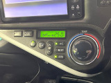 【オートエアコン】一度お好みの温度に設定すれば、車内の温度を検知し風量や温度を自動で調整。暑い&hellip;寒い&hellip;と何度もスイッチ操作をする必要はありません。快適な車内空間には必須の機能ですね♪