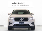 ボルボXC40は、よりスマートに、より大胆に生まれ変わりました。刷新されたフロントフェイス、先鋭的な躍動感を感じさせるスタイリング。SUVの姿を体現するプロポーションは力強さに溢れた佇まいを見せます。