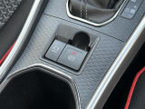 【電動パーキングブレーキ】ブレーキを踏んで停車したときにブレーキペダルから足を離しても停車状態を維持することができます。