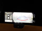 狭い場所での駐車やすれ違いなどでより的確な運転操作に役立つ360&deg;ビューモニターが装備されています。