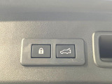 【パワーバックドア】スマートキーや運転席のボタンを押すだけでリアゲートが自動で開閉します!荷物を持っている時や、高い位置にあるバックドアを閉める際に便利な機能です♪