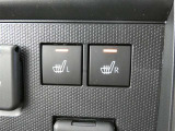 運転席と助手席には寒い時にうれしいシートヒーターが装備されてます。