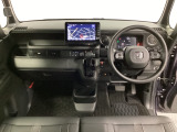 車内は光触媒抗菌消臭施工済です。インパネ周りはスタイリッシュなデザインで機能や装備も充実しています。グローブボックスやカップホルダーのほかにトレーなどたくさんの収納スペースが付いています。